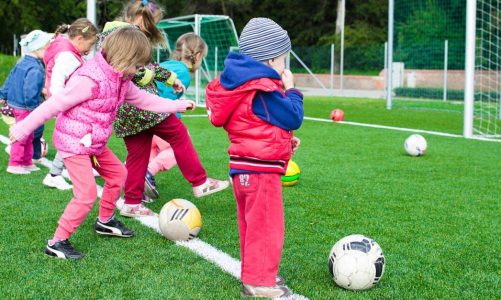 Bolde til boldbassin: Farver og deres betydning for børns sanser